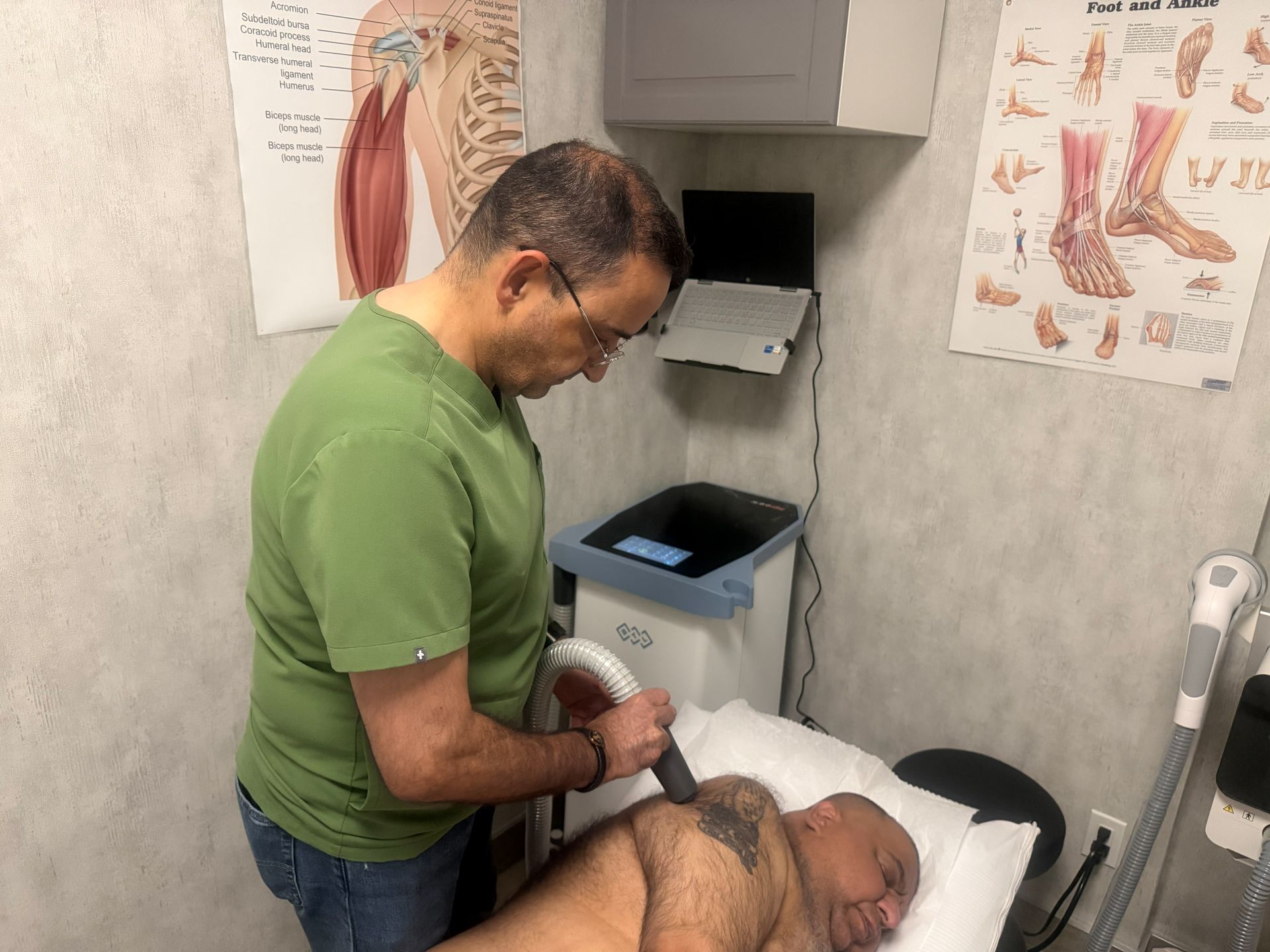 Clinician applying BTL Cryotherapy with a precision nozzle to a patient’s r shoulder